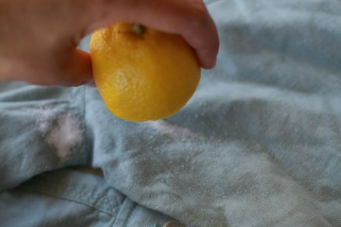 få bort tuffa fläckar med salt och citron